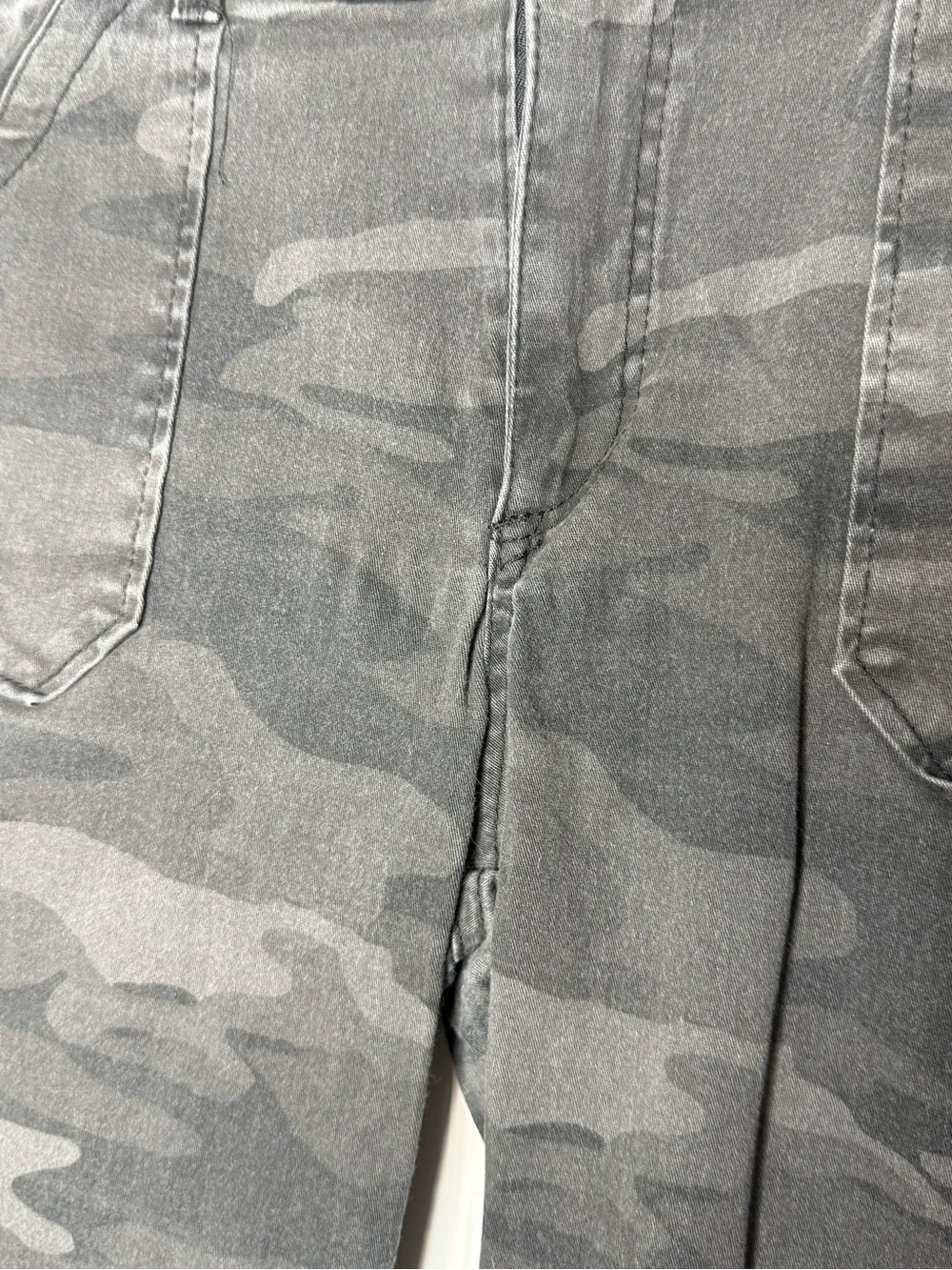 Democracy “Ab” Technology Cargo Raw Hem Camo Crop Pants Size 10